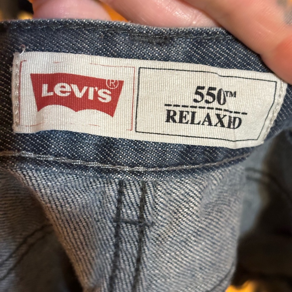 Levi's 550 Relaxed Distressed Denim Shorts - Picture 4 of 5